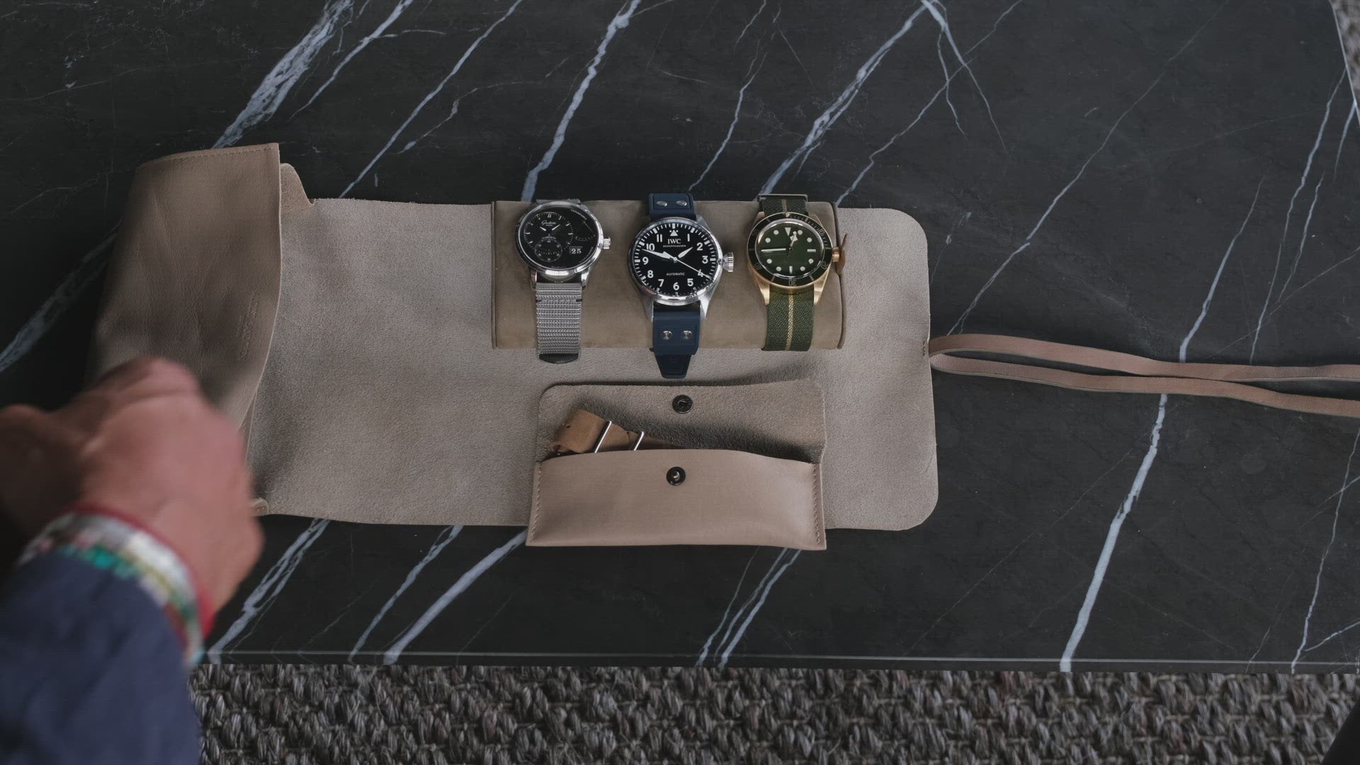 The Watchbox: Watch-on-the-go-roll with pillow - Light brown